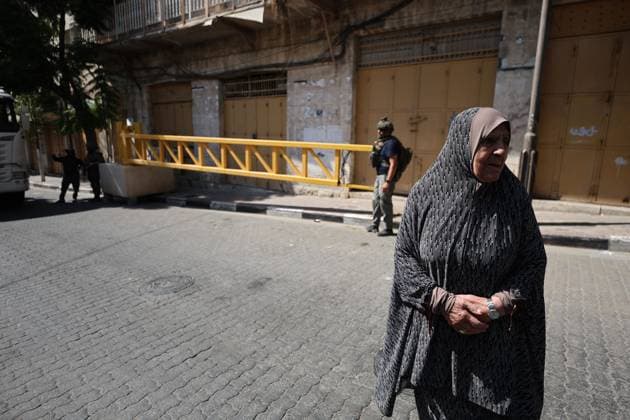Israeli forces install new military gates in Hebron HEBRON, OCCUPIED WEST BANK, OCTOBER 4, 2026: Newly installed Israeli military gates are seen near entrances to Hebron s Old City as Israeli forces impose additional movement restrictions in the area. One of the new iron gates was installed in the Al-Zahid area, a key route connecting neighborhoods of the Old City and providing access toward the Ibrahimi Mosque. Local shop owner Badr al-Tamimi said the restrictions were affecting access to more than 1,000 commercial shops and over 500 homes in the area. HEBRON Palestine, State of Copyright: x xMosabxshawerx xJNAxPressx