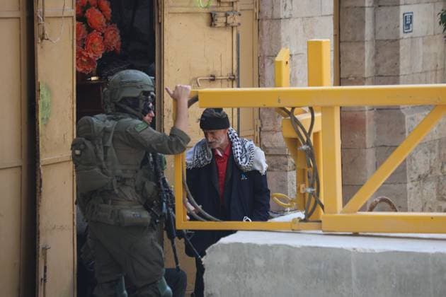 Israeli forces install new military gates in Hebron HEBRON, OCCUPIED WEST BANK, OCTOBER 4, 2026: Newly installed Israeli military gates are seen near entrances to Hebron s Old City as Israeli forces impose additional movement restrictions in the area. One of the new iron gates was installed in the Al-Zahid area, a key route connecting neighborhoods of the Old City and providing access toward the Ibrahimi Mosque. Local shop owner Badr al-Tamimi said the restrictions were affecting access to more than 1,000 commercial shops and over 500 homes in the area. HEBRON Palestine, State of Copyright: x xMosabxshawerx xJNAxPressx