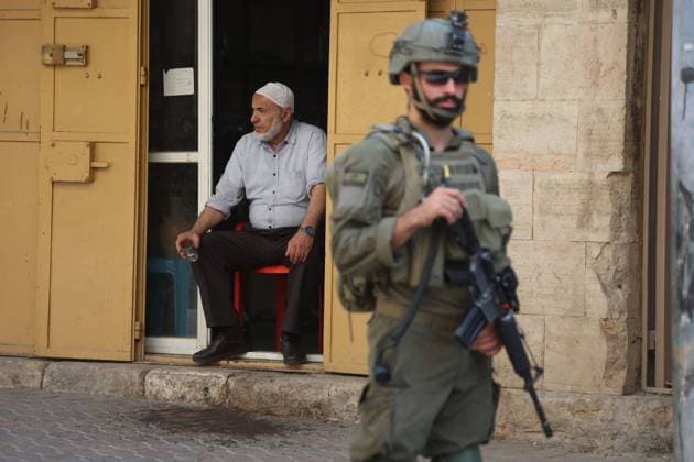 Israeli forces install new military gates in Hebron HEBRON, OCCUPIED WEST BANK, OCTOBER 4, 2026: Newly installed Israeli military gates are seen near entrances to Hebron s Old City as Israeli forces impose additional movement restrictions in the area. One of the new iron gates was installed in the Al-Zahid area, a key route connecting neighborhoods of the Old City and providing access toward the Ibrahimi Mosque. Local shop owner Badr al-Tamimi said the restrictions were affecting access to more than 1,000 commercial shops and over 500 homes in the area. HEBRON Palestine, State of Copyright: x xMosabxshawerx xJNAxPressx