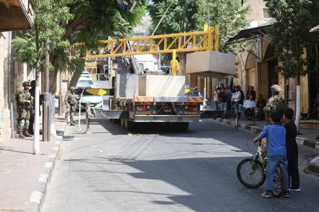 Israeli forces install new military gates in Hebron HEBRON, OCCUPIED WEST BANK, OCTOBER 4, 2026: Newly installed Israeli military gates are seen near entrances to Hebron s Old City as Israeli forces impose additional movement restrictions in the area. One of the new iron gates was installed in the Al-Zahid area, a key route connecting neighborhoods of the Old City and providing access toward the Ibrahimi Mosque. Local shop owner Badr al-Tamimi said the restrictions were affecting access to more than 1,000 commercial shops and over 500 homes in the area. HEBRON Palestine, State of Copyright: x xMosabxshawerx xJNAxPressx