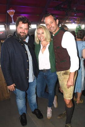 Munich, October 4, 2026, Theresienwiesn, Oktoberfest, at Bodo s Cafe Bar, Antoine Monot, actor Stefanie Sick, Otto Lindinger, Bodo s Cafe Bar owner, photo, Munich