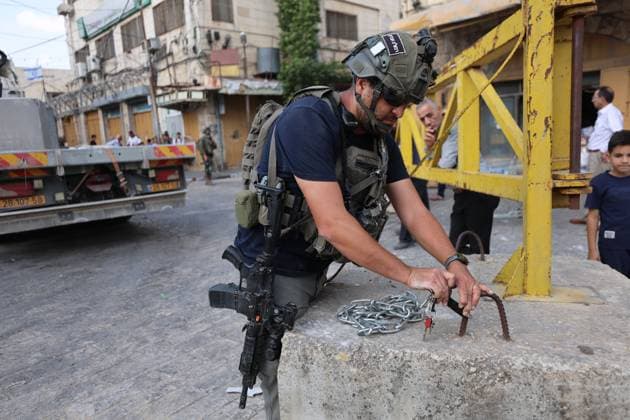 October 4, 2026, Hebron, Palestine, State of: HEBRON, OCCUPIED WEST BANK, OCTOBER 4, 2026: Newly installed Israeli military gates are seen near entrances to Hebron s Old City as Israeli forces impose additional movement restrictions in the area. One of the new iron gates was installed in the Al-Zahid area, a key route connecting neighborhoods of the Old City and providing access toward the Ibrahimi Mosque. Local shop owner Badr al-Tamimi said the restrictions were affecting access to more than 1,000 commercial shops and over 500 homes in the area. Hebron Palestine, State of - ZUMAq101 20261004_zna_q101_083 Copyright: xMosabxShawerx
