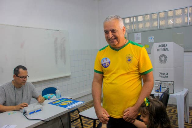 MACEIo, AL - 04.10.2026: ALFREDO GASPAR VOTA EM MACEIo - Vice-presidential candidate Alfredo Gaspar (PL) voted this Sunday morning (4) at the Guido school, in the Farol neighborhood, in the capital of Alagoas. He was accompanied by his two granddaughters. x3025290x GUIDOxJR.