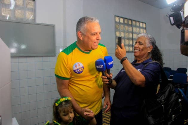 MACEIo, AL - 04.10.2026: ALFREDO GASPAR VOTA EM MACEIo - Vice-presidential candidate Alfredo Gaspar (PL) voted this Sunday morning (4) at the Guido school, in the Farol neighborhood, in the capital of Alagoas. He was accompanied by his two granddaughters. x3025298x GUIDOxJR.