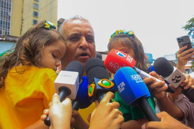 MACEIo, AL - 04.10.2026: ALFREDO GASPAR VOTA EM MACEIo - Vice-presidential candidate Alfredo Gaspar (PL) voted this Sunday morning (4) at the Guido school, in the Farol neighborhood, in the capital of Alagoas. He was accompanied by his two granddaughters. x3025294x GUIDOxJR.