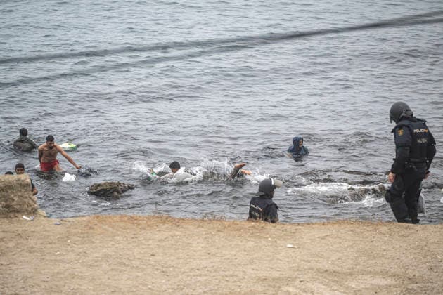 The migrants evicted from El Trampolín are divided between those who return to Morocco and those who prefer to register. National Police officers intervene during the eviction of the group of migrants gathered on El Trampolín Beach on October 4, 2026, in Ceuta, Spain. The National Police escort buses full of migrants evicted from El Trampolín Beach toward the Tarajal border area, where some choose to stay at the Temporary Care Center for Foreigners (CATE) in order to be registered and subsequently accommodated, while others prefer to return to Morocco on foot and voluntarily. OCTOBER 4, 2026 MIGRATION CRISIS Ceuta, Spain  Copyright: xMarcosxMorenox 7820581