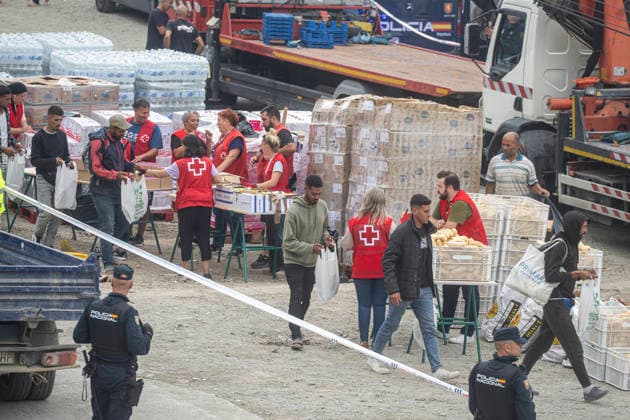 The migrants evicted from El Trampolín are divided between those who return to Morocco and those who prefer to register. National Police officers intervene during the eviction of the group of migrants gathered on El Trampolín Beach on October 4, 2026, in Ceuta, Spain. The National Police escort buses full of migrants evicted from El Trampolín Beach toward the Tarajal border area, where some choose to stay at the Temporary Care Center for Foreigners (CATE) in order to be registered and subsequently accommodated, while others prefer to return to Morocco on foot and voluntarily. OCTOBER 4, 2026 MIGRATION CRISIS Ceuta, Spain  Copyright: xMarcosxMorenox 7820584