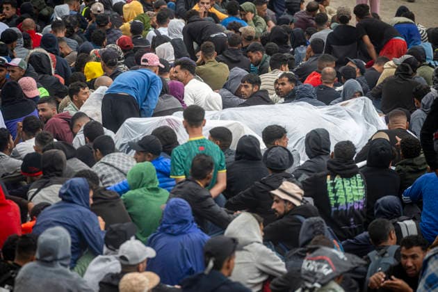 The migrants evicted from El Trampolín are divided between those who return to Morocco and those who prefer to register. National Police officers intervene during the eviction of the group of migrants gathered on El Trampolín Beach on October 4, 2026, in Ceuta, Spain. The National Police escort buses full of migrants evicted from El Trampolín Beach toward the Tarajal border area, where some choose to stay at the Temporary Care Center for Foreigners (CATE) in order to be registered and subsequently accommodated, while others prefer to return to Morocco on foot and voluntarily. OCTOBER 4, 2026 MIGRATION CRISIS Ceuta, Spain  Copyright: xMarcosxMorenox 7820585