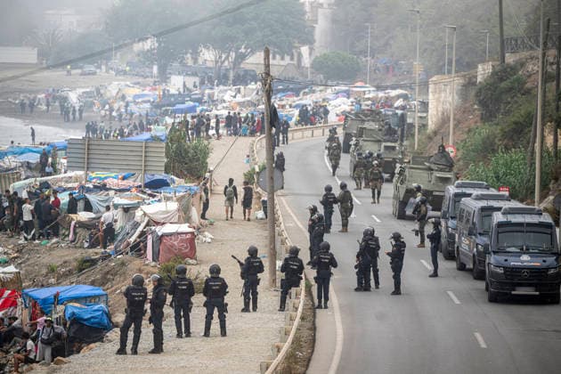 The migrants evicted from El Trampolín are divided between those who return to Morocco and those who prefer to register. National Police officers intervene during the eviction of the group of migrants gathered on El Trampolín Beach on October 4, 2026, in Ceuta, Spain. The National Police escort buses full of migrants evicted from El Trampolín Beach toward the Tarajal border area, where some choose to stay at the Temporary Care Center for Foreigners (CATE) in order to be registered and subsequently accommodated, while others prefer to return to Morocco on foot and voluntarily. OCTOBER 4, 2026 MIGRATION CRISIS Ceuta, Spain  Copyright: xMarcosxMorenox 7820598