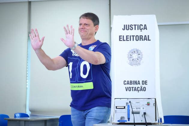 Sao Paulo State Governor candidate Tarcisio de Freitas casts ballot in Sao Paulo SAO PAULO, BRAZIL - OCTOBER 4: Sao Paulo State Governor and candidate for re-election, Tarcisio de Freitas (Republicanos), casts his vote at Colegio Miguel de Cervantes in the Morumbi neighborhood of Sao Paulo, Brazil on October 4, 2026. Julia Ju Anadolu Sao Paulo Brazil. Editorial use only. Please get in touch for any other usage.  Copyright: x2026xAnadoluxJuliaxJux