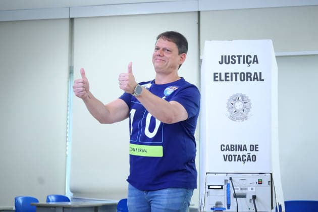 Sao Paulo State Governor candidate Tarcisio de Freitas casts ballot in Sao Paulo SAO PAULO, BRAZIL - OCTOBER 4: Sao Paulo State Governor and candidate for re-election, Tarcisio de Freitas (Republicanos), casts his vote at Colegio Miguel de Cervantes in the Morumbi neighborhood of Sao Paulo, Brazil on October 4, 2026. Julia Ju Anadolu Sao Paulo Brazil. Editorial use only. Please get in touch for any other usage.  Copyright: x2026xAnadoluxJuliaxJux