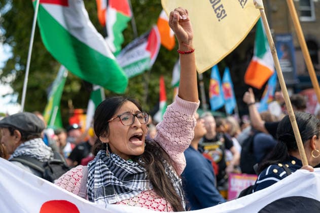 Battle of Cable Street 90th anniversary march in London - 04 Oct 2026 A woman chants slogans during a march. Thousands of people gathered in East London for a march marking the 90th anniversary of the Battle of Cable Street. Participants met outside Tower Hamlets Town Hall before marching to commemorate the 1936 mobilisation against Oswald Mosley’s British Union of Fascists, when Jewish residents and their allies opposed a planned fascist march through the East End. London United Kingdom Copyright: xAndreaxDomeniconix xSOPAxImagesx ADOMENICONI_CABLE_STREET_90_Z62_6887