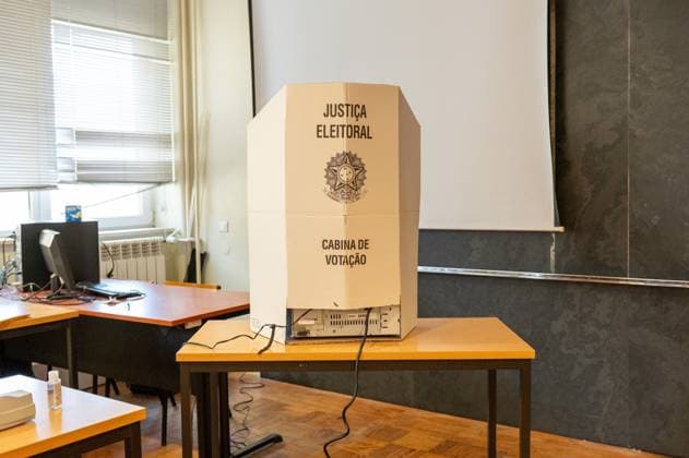 RECORD DATE NOT STATED Elections in the city of Porto, Portugal, 2026. Porto (Portugal), October 4, 2026 - Politics Elections 2026 Voting - Voters arrive to vote in Porto at ISEP, the third largest Brazilian polling station abroad, in the city of Porto, Portugal, this Sunday, October 4, 2026.(Foto: Andre Ribeiro Thenews2 imago images) Elections in the city of Porto, Portugal, 2026. Copyright: xAndrexRibeirox