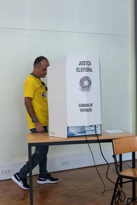 RECORD DATE NOT STATED Elections in the city of Porto, Portugal, 2026. Porto (Portugal), October 4, 2026 - Politics Elections 2026 Voting - Voters arrive to vote in Porto at ISEP, the third largest Brazilian polling station abroad, in the city of Porto, Portugal, this Sunday, October 4, 2026.(Foto: Andre Ribeiro Thenews2 imago images) Elections in the city of Porto, Portugal, 2026. Copyright: xAndrexRibeirox
