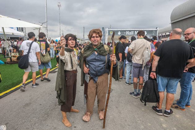 October 4, 2026: October 4, 2026 (Malaga)Elijah Wood and Sean Astin were the great stars of the Comic-Con de MoÂ¡laga. Actors Elijah Wood and Sean Astin, famous for their roles as Frodo and Sam in The Lord of the Rings, have brought this Sunday a bit of that Comarca of Middle-earth to the convention attended by 3000 people gathered in the room. - ZUMAc161 20261004_zap_c161_064 Copyright: xLorenzoxCarnerox