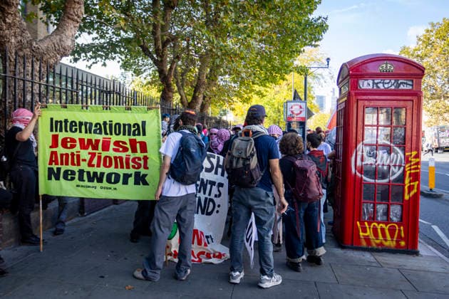 Battle of Cable Street 90th Anniversary March East London, October 4, 2026 A march was held in East London to mark the 90th anniversary of the Battle of Cable Street. Demonstrators gathered to commemorate the historic 1936 anti-fascist mobilisation, when local residents, members of the Jewish community, dockers and anti-fascist groups opposed a planned march by the British Union of Fascists through the East End. The anniversary march brought together campaigners, community groups and supporters to remember the events of Cable Street and their place in London™s history., Credit:Zak Irfan Avalon Copyright: xZakxIrfanx xAvalonx 1140602953