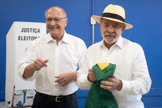 SaO PAULO, SP - 04.10.2026: 2026 ELECTIONS SP - President Luiz Inacio Lula da Silva folds the Brazilian flag after voting at the Joao Firmino Correia de Araujo School on Sunday morning (04) in Sao Bernardo do Campo, SP. x3025395x  RodileixMorais
