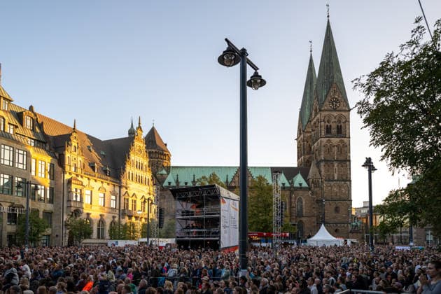 Celebrating German Unity Day in Bremen: German Unity Day 2026 celebrations, Bremen, October 4, 2026; Bremen, public festival, Kamrad Bremen concert, Germany, October 4, 2026: Celebrating German Unity Day in Bremen at the Market Square and City Hall on October 4, 2026, in Bremen, Germany. Photo by Axel Kaste. Kamrad concert in Bremen’s Market Square and City Hal Tag der Deutschen Einheit Konzert Kamrad + Versengold 4.10.26 LR-2098