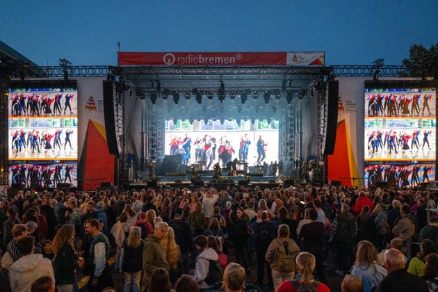 Celebrating German Unity Day in Bremen: German Unity Day 2026 celebrations, Bremen, October 4, 2026; Bremen, public festival, hosting of the Unity Dance; Bremen, Germany, October 4, 2026 Celebrating German Unity Day in Bremen at the Market Square, City Hall on October 4, 2026 in Bremen, Germany Photo by Axel Kaste, Concert at Bremen Market Square, City Ha Tag der Deutschen Einheit Konzert Kamrad + Versengold 4.10.26 LR-2149