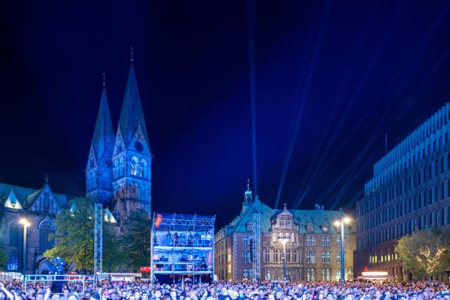 Celebrating German Unity Day in Bremen: German Unity Day 2026 celebrations, Bremen, October 4, 2026; Bremen, public festival, Fersengold concert, Bremen, Germany, October 4, 2026 Celebrating German Unity Day in Bremen at the Market Square, City Hall on October 4, 2026 in Bremen, Germany Photo by Axel Kaste, Concert at Bremen Market Square, City Hall, Free Hanseati Tag der Deutschen Einheit Konzert Kamrad + Versengold 4.10.26 LR-2221
