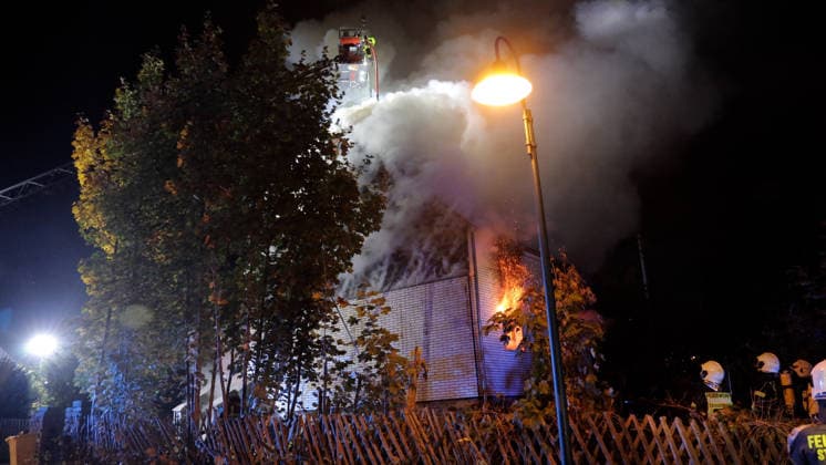 Dramatischer Wohnhausbrand am Sonntagabend im Erzgebirge Ð eine Rettung in allerletzter Sekunde. Gegen 21:30 Uhr wurden die Feuerwehren aus Tannenberg, Geyer und Ehrenfriedersdorf zum Vollbrand eines Wohnhauses am Sportplatz in Tannenberg bei Annaberg-Buchholz alarmiert. Dass hier höchste Eile geboten war, wussten die Kameraden. Doch wie extrem die Situation vor Ort tatsächlich war, zeigen die Aufnahmen.Das Erdgeschoss des Wohnhauses stand bereits in Vollbrand. Die Flammen griffen innerhalb kürzester Zeit auf das Ober- und Dachgeschoss über. Für den Bewohner blieb als letzter Fluchtweg nur noch das Dach. Als die Kameraden eintrafen, befand sich der Hauseigentümer in extrem dichtem Rauch und unmittelbar am brennenden Dachstuhl mitten auf dem