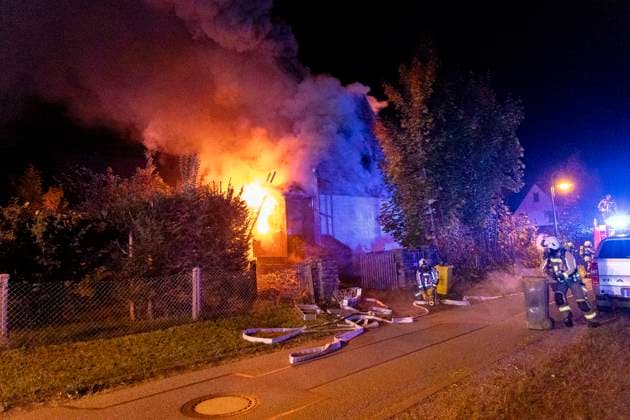 Dramatischer Wohnhausbrand am Sonntagabend im Erzgebirge eine Rettung in allerletzter Sekunde. Gegen 21:30 Uhr wurden die Feuerwehren aus Tannenberg, Geyer und Ehrenfriedersdorf zum Vollbrand eines Wohnhauses am Sportplatz in Tannenberg bei Annaberg-Buchholz alarmiert. Dass hier höchste Eile geboten war, wussten die Kameraden. Doch wie extrem die Situation vor Ort tatsächlich war, zeigen die Aufnahmen.Das Erdgeschoss des Wohnhauses stand bereits in Vollbrand. Die Flammen griffen innerhalb kürzester Zeit auf das Ober- und Dachgeschoss über. Für den Bewohner blieb als letzter Fluchtweg nur noch das Dach. Als die Kameraden eintrafen, befand sich der Hauseigentümer in extrem dichtem Rauch und unmittelbar am brennenden Dachstuhl mitten