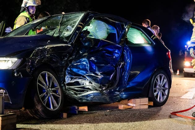Schwerer Verkehrsunfall auf B428 Fahrer nach Kollision mit Rettungshubschrauber abtransportiert Am 04.10.2026 gegen 20:20 Uhr kam es auf der B428 Höhe Hackenheim zu einem schweren Verkehrsunfall mit zwei verletzten Fahrern. Ein PKW aus einer Seitenstraße kollidierte beim Abbiegevorgang mit der Fahrerseite eines zweiten Fahrzeugs. Nach Angaben von Alexander Jodeleit, Pressesprecher der Feuerwehr Bad Kreuznach, stellte die Feuerwehr den Brandschutz sicher, sicherte die Fahrzeuge und die Einsatzstelle und führte ein Batteriemanagement durch. Ein Fahrer wurde durch die Feuerwehr aus dem Fahrzeug befreit und mit einem Rettungshubschrauber abtransportiert. Die B428 war für die Dauer der Maßnahmen voll gesperrt. Hackenheim B428 Rheinland-