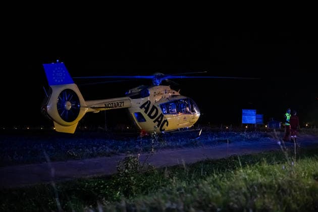 Schwerer Verkehrsunfall auf B428 Fahrer nach Kollision mit Rettungshubschrauber abtransportiert Am 04.10.2026 gegen 20:20 Uhr kam es auf der B428 Höhe Hackenheim zu einem schweren Verkehrsunfall mit zwei verletzten Fahrern. Ein PKW aus einer Seitenstraße kollidierte beim Abbiegevorgang mit der Fahrerseite eines zweiten Fahrzeugs. Nach Angaben von Alexander Jodeleit, Pressesprecher der Feuerwehr Bad Kreuznach, stellte die Feuerwehr den Brandschutz sicher, sicherte die Fahrzeuge und die Einsatzstelle und führte ein Batteriemanagement durch. Ein Fahrer wurde durch die Feuerwehr aus dem Fahrzeug befreit und mit einem Rettungshubschrauber abtransportiert. Die B428 war für die Dauer der Maßnahmen voll gesperrt. Hackenheim B428 Rheinland-