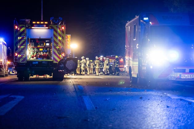 Schwerer Verkehrsunfall auf B428 Fahrer nach Kollision mit Rettungshubschrauber abtransportiert Am 04.10.2026 gegen 20:20 Uhr kam es auf der B428 Höhe Hackenheim zu einem schweren Verkehrsunfall mit zwei verletzten Fahrern. Ein PKW aus einer Seitenstraße kollidierte beim Abbiegevorgang mit der Fahrerseite eines zweiten Fahrzeugs. Nach Angaben von Alexander Jodeleit, Pressesprecher der Feuerwehr Bad Kreuznach, stellte die Feuerwehr den Brandschutz sicher, sicherte die Fahrzeuge und die Einsatzstelle und führte ein Batteriemanagement durch. Ein Fahrer wurde durch die Feuerwehr aus dem Fahrzeug befreit und mit einem Rettungshubschrauber abtransportiert. Die B428 war für die Dauer der Maßnahmen voll gesperrt. Hackenheim B428 Rheinland-