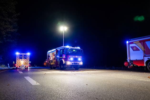Schwerer Verkehrsunfall auf B428 Fahrer nach Kollision mit Rettungshubschrauber abtransportiert Am 04.10.2026 gegen 20:20 Uhr kam es auf der B428 Höhe Hackenheim zu einem schweren Verkehrsunfall mit zwei verletzten Fahrern. Ein PKW aus einer Seitenstraße kollidierte beim Abbiegevorgang mit der Fahrerseite eines zweiten Fahrzeugs. Nach Angaben von Alexander Jodeleit, Pressesprecher der Feuerwehr Bad Kreuznach, stellte die Feuerwehr den Brandschutz sicher, sicherte die Fahrzeuge und die Einsatzstelle und führte ein Batteriemanagement durch. Ein Fahrer wurde durch die Feuerwehr aus dem Fahrzeug befreit und mit einem Rettungshubschrauber abtransportiert. Die B428 war für die Dauer der Maßnahmen voll gesperrt. Hackenheim B428 Rheinland-