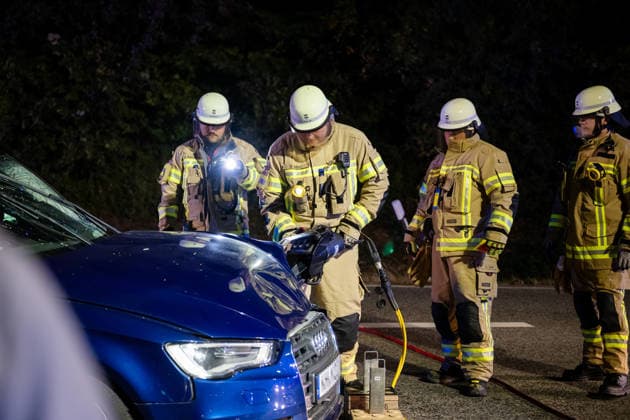 Schwerer Verkehrsunfall auf B428 Fahrer nach Kollision mit Rettungshubschrauber abtransportiert Am 04.10.2026 gegen 20:20 Uhr kam es auf der B428 Höhe Hackenheim zu einem schweren Verkehrsunfall mit zwei verletzten Fahrern. Ein PKW aus einer Seitenstraße kollidierte beim Abbiegevorgang mit der Fahrerseite eines zweiten Fahrzeugs. Nach Angaben von Alexander Jodeleit, Pressesprecher der Feuerwehr Bad Kreuznach, stellte die Feuerwehr den Brandschutz sicher, sicherte die Fahrzeuge und die Einsatzstelle und führte ein Batteriemanagement durch. Ein Fahrer wurde durch die Feuerwehr aus dem Fahrzeug befreit und mit einem Rettungshubschrauber abtransportiert. Die B428 war für die Dauer der Maßnahmen voll gesperrt. Hackenheim B428 Rheinland-