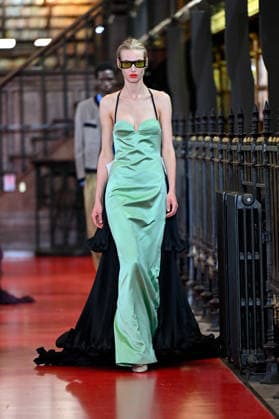 PFW Valentino Runway A model walks the runway at the Valentino show during Paris Fashion Week, in Paris, France on 4 October 2026. Photo by Julien Reynaud APS-Medias ABACAPRESS.COM Paris France Copyright: xReynaudxJulien APS-Medias ABACAx