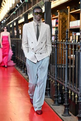 PFW Valentino Runway A model walks the runway at the Valentino show during Paris Fashion Week, in Paris, France on 4 October 2026. Photo by Julien Reynaud APS-Medias ABACAPRESS.COM Paris France Copyright: xReynaudxJulien APS-Medias ABACAx