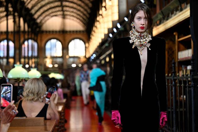 PFW Valentino Runway A model walks the runway at the Valentino show during Paris Fashion Week, in Paris, France on 4 October 2026. Photo by Julien Reynaud APS-Medias ABACAPRESS.COM Paris France Copyright: xReynaudxJulien APS-Medias ABACAx