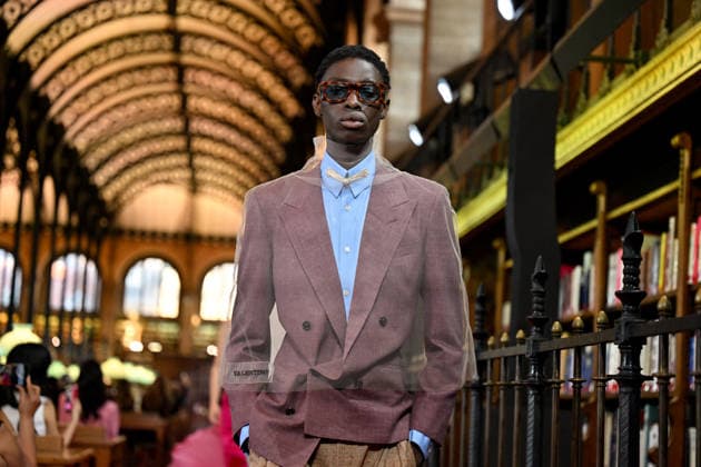PFW Valentino Runway A model walks the runway at the Valentino show during Paris Fashion Week, in Paris, France on 4 October 2026. Photo by Julien Reynaud APS-Medias ABACAPRESS.COM Paris France Copyright: xReynaudxJulien APS-Medias ABACAx