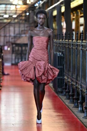 PFW Valentino Runway A model walks the runway at the Valentino show during Paris Fashion Week, in Paris, France on 4 October 2026. Photo by Julien Reynaud APS-Medias ABACAPRESS.COM Paris France Copyright: xReynaudxJulien APS-Medias ABACAx