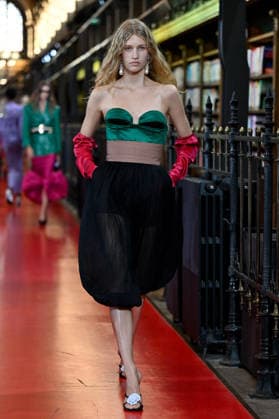 PFW Valentino Runway A model walks the runway at the Valentino show during Paris Fashion Week, in Paris, France on 4 October 2026. Photo by Julien Reynaud APS-Medias ABACAPRESS.COM Paris France Copyright: xReynaudxJulien APS-Medias ABACAx