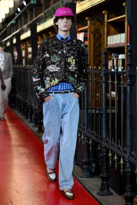 PFW Valentino Runway A model walks the runway at the Valentino show during Paris Fashion Week, in Paris, France on 4 October 2026. Photo by Julien Reynaud APS-Medias ABACAPRESS.COM Paris France Copyright: xReynaudxJulien APS-Medias ABACAx