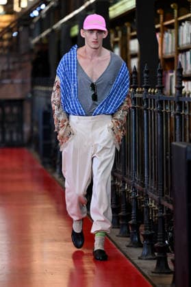 PFW Valentino Runway A model walks the runway at the Valentino show during Paris Fashion Week, in Paris, France on 4 October 2026. Photo by Julien Reynaud APS-Medias ABACAPRESS.COM Paris France Copyright: xReynaudxJulien APS-Medias ABACAx