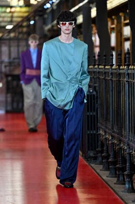 PFW Valentino Runway A model walks the runway at the Valentino show during Paris Fashion Week, in Paris, France on 4 October 2026. Photo by Julien Reynaud APS-Medias ABACAPRESS.COM Paris France Copyright: xReynaudxJulien APS-Medias ABACAx