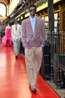 PFW Valentino Runway A model walks the runway at the Valentino show during Paris Fashion Week, in Paris, France on 4 October 2026. Photo by Julien Reynaud APS-Medias ABACAPRESS.COM Paris France Copyright: xReynaudxJulien APS-Medias ABACAx