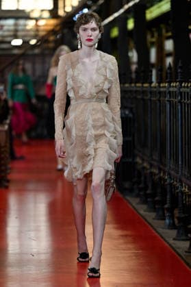 PFW Valentino Runway A model walks the runway at the Valentino show during Paris Fashion Week, in Paris, France on 4 October 2026. Photo by Julien Reynaud APS-Medias ABACAPRESS.COM Paris France  Copyright: xReynaudxJulien APS-Medias ABACAx