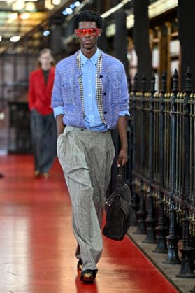PFW Valentino Runway A model walks the runway at the Valentino show during Paris Fashion Week, in Paris, France on 4 October 2026. Photo by Julien Reynaud APS-Medias ABACAPRESS.COM Paris France  Copyright: xReynaudxJulien APS-Medias ABACAx