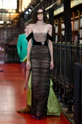 PFW Valentino Runway A model walks the runway at the Valentino show during Paris Fashion Week, in Paris, France on 4 October 2026. Photo by Julien Reynaud APS-Medias ABACAPRESS.COM Paris France  Copyright: xReynaudxJulien APS-Medias ABACAx