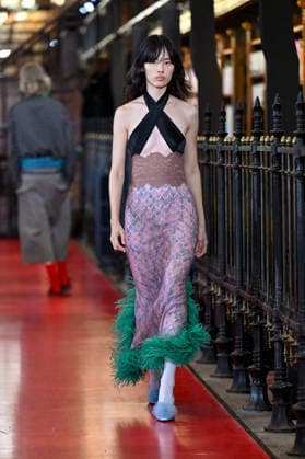 PFW Valentino Runway A model walks the runway at the Valentino show during Paris Fashion Week, in Paris, France on 4 October 2026. Photo by Julien Reynaud APS-Medias ABACAPRESS.COM Paris France  Copyright: xReynaudxJulien APS-Medias ABACAx