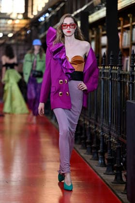 PFW Valentino Runway A model walks the runway at the Valentino show during Paris Fashion Week, in Paris, France on 4 October 2026. Photo by Julien Reynaud APS-Medias ABACAPRESS.COM Paris France  Copyright: xReynaudxJulien APS-Medias ABACAx