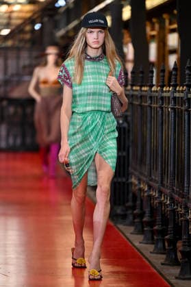 PFW Valentino Runway A model walks the runway at the Valentino show during Paris Fashion Week, in Paris, France on 4 October 2026. Photo by Julien Reynaud APS-Medias ABACAPRESS.COM Paris France  Copyright: xReynaudxJulien APS-Medias ABACAx