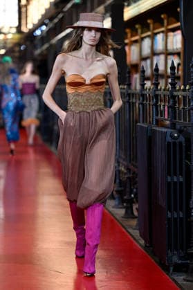 PFW Valentino Runway A model walks the runway at the Valentino show during Paris Fashion Week, in Paris, France on 4 October 2026. Photo by Julien Reynaud APS-Medias ABACAPRESS.COM Paris France  Copyright: xReynaudxJulien APS-Medias ABACAx