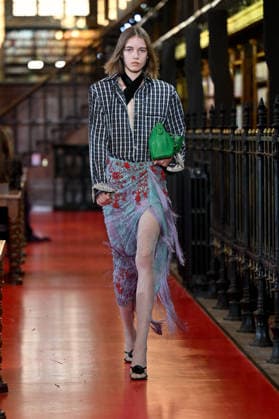 PFW Valentino Runway A model walks the runway at the Valentino show during Paris Fashion Week, in Paris, France on 4 October 2026. Photo by Julien Reynaud APS-Medias ABACAPRESS.COM Paris France  Copyright: xReynaudxJulien APS-Medias ABACAx