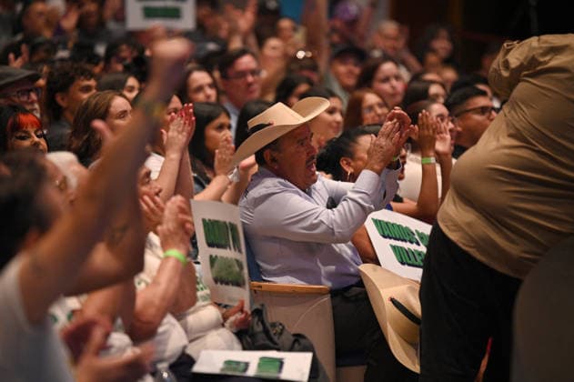 October 4, 2026, Bakersfield, California, USA: Bakersfield, California, U.S. - Bernie Sanders hosted a Fighting Oligarchy rally in Bakersfield Calif. Sunday afternoon. Bakersfield USA - ZUMAw332 20261004_aap_w332_008 Copyright: xNealxWatersx
